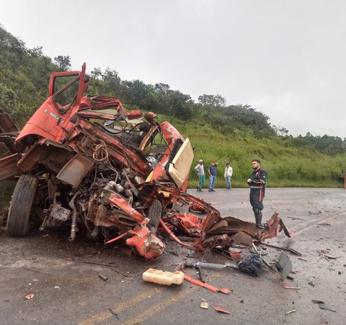 Motorista morre em acidente envolvendo uma carreta e dois caminhões na BR 354