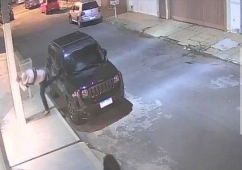 Homem é flagrado chutando e danificando veículos estacionados em Carmo do Paranaíba
