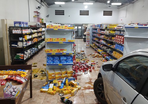 Homem vai comprar carne e cerveja, mas invade supermercado com o carro e acaba preso