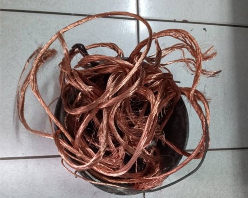 Polícia Militar encontra fios furtados de barracão e prende casal por receptação e tráfico de drogas
