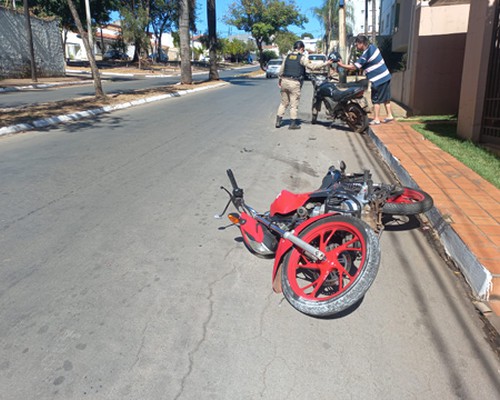 Jovem é flagrado “dando grau”, tenta fugir, bate em outro motociclista e acaba ferido e detido