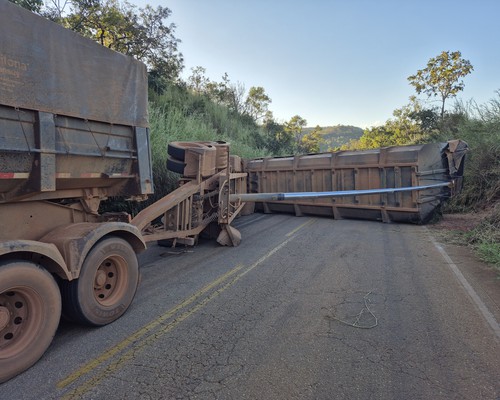 Tombamento de carreta carregada com calcário interdita a Serra do Zico na MG-188 por quase 24 horas