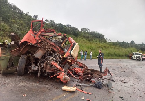 Motorista morre em acidente envolvendo uma carreta e dois caminhões na BR 354