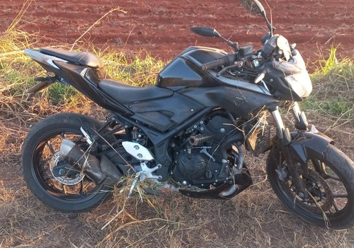 Motociclista cai com moto de alta cilindrada após tentar ultrapassar caminhão, na BR352