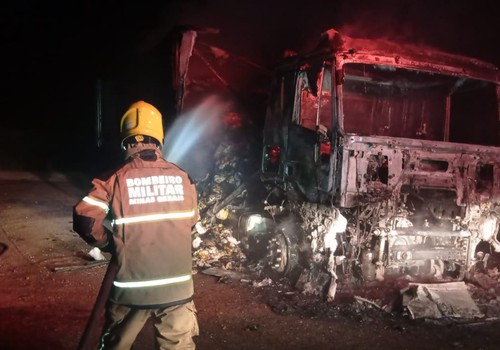Caminhão carregado de alimentos é destruído por incêndio na BR 365, em Patrocínio