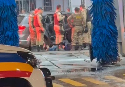 Moradores filmaram troca de tiros no centro de Araguari. Cinco suspeitos morreram; veja