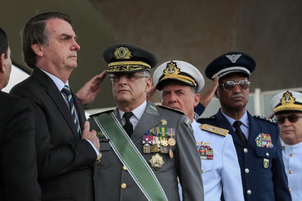 Banda podre militar veste carapuça e ameaça civis com ruptura institucional