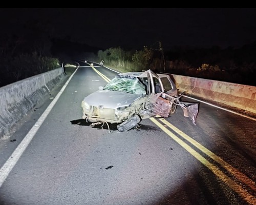 Condutor inabilitado fica gravemente ferido após bater carro em ponte, em Presidente Olegário