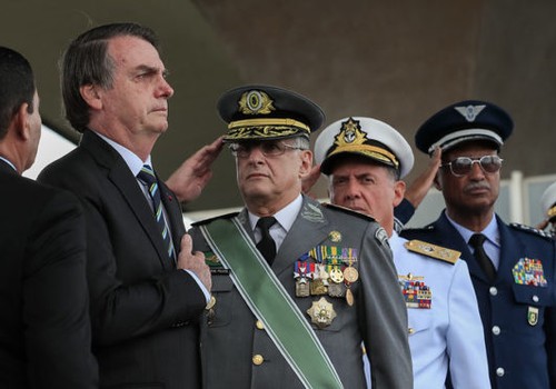 Banda podre militar veste carapuça e ameaça civis com ruptura institucional