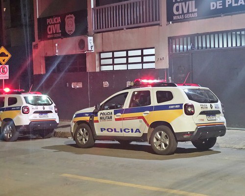 Homem ameaça sufocar criança, mulher danifica carro com pedaço de pau e ele esfaqueia o braço dela