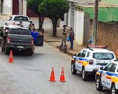 Condutor inabilitado é preso após atingir traseira de viatura da Polícia Militar em Patos de Minas
