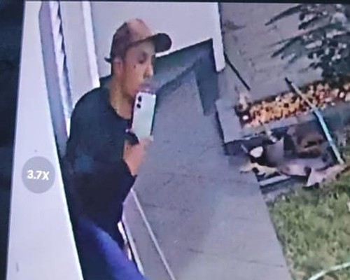Câmeras flagram suspeito invadindo e revirando residência no bairro São Francisco