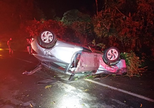 Veículo de passeio com quatro pessoas capota na BR 352, em Carmo do Paranaíba