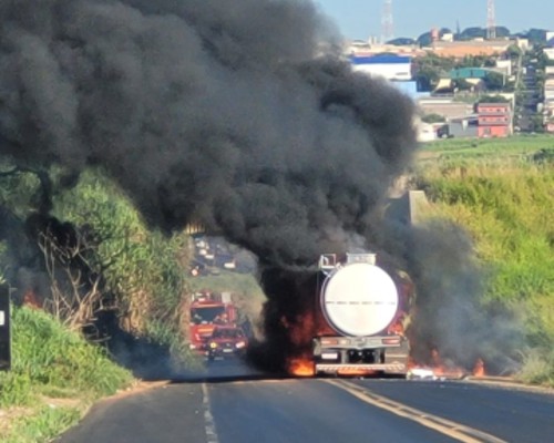 Incêndio em carreta carregada com leite assusta moradores e mobiliza Bombeiros em Uberlândia