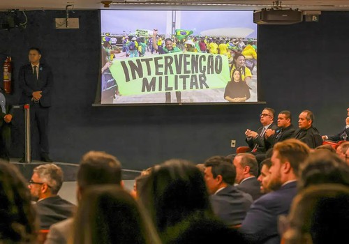 STF tem maioria para tornar Bolsonaro 1° ex-presidente réu por golpe
