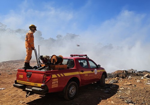 Incêndio no Aterro Sanitário de Presidente Olegário mobiliza bombeiros e servidores da Prefeitura